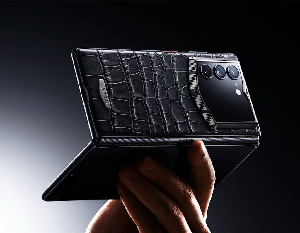 Vertu Alphafold: Điện thoại gập da cá sấu, chip bảo mật cứng, AI chạy offline